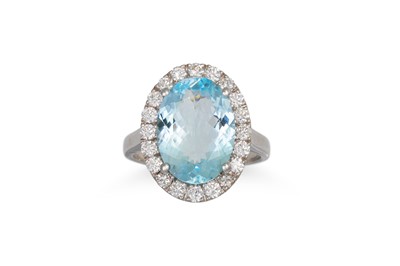 Lot 417 - AN AQUAMARINE AND DIAMOND CLUSTER RING, the...