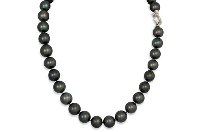 Lot 422 - A SET OF BLACK TAHITIAN PEARLS, the pearls...