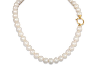 Lot 423 - A SET OF WHITE FRESH WATER PEARLS, the pearls...