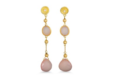 Lot 430 - A PAIR OF PINK CHALCEDONY DROP EARRINGS,...