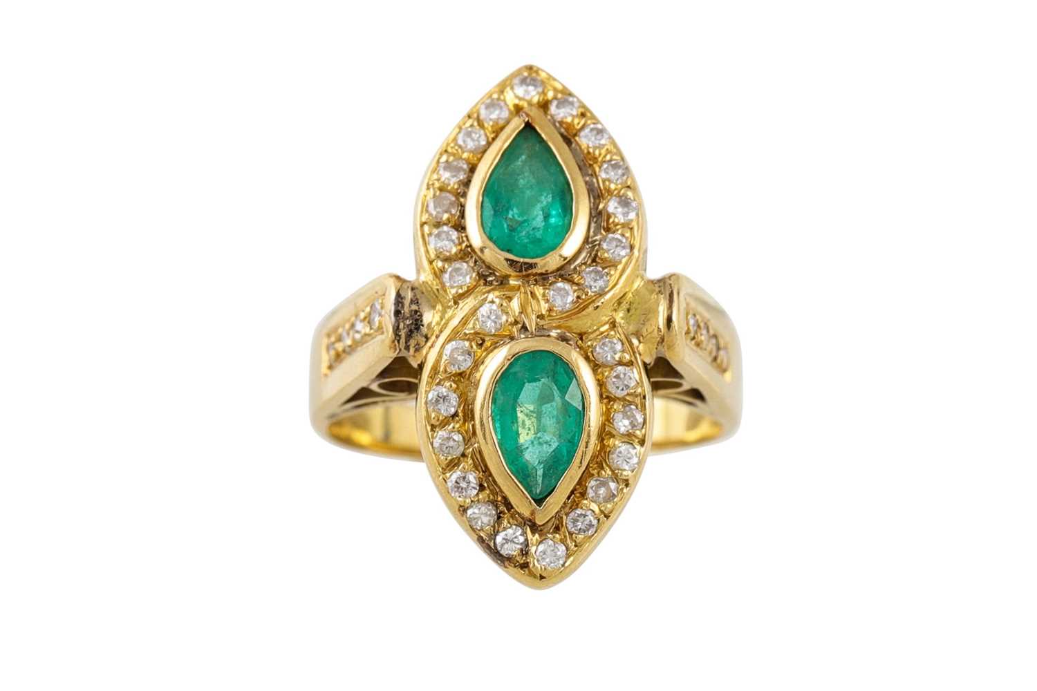 Lot 27 - A DIAMOND AND EMERALD DOUBLE CLUSTER RING,...