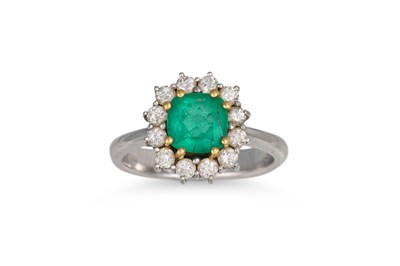 Lot 366 - AN EMERALD AND DIAMOND CLUSTER RING, the...