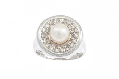Lot 185 - A DIAMOND AND PEARL CLUSTER RING, the centre...