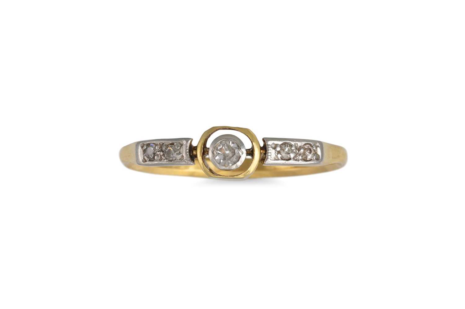 Lot 300 - A VINTAGE DIAMOND SET RING, mounted in 18ct...