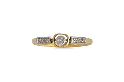 Lot 300 - A VINTAGE DIAMOND SET RING, mounted in 18ct...