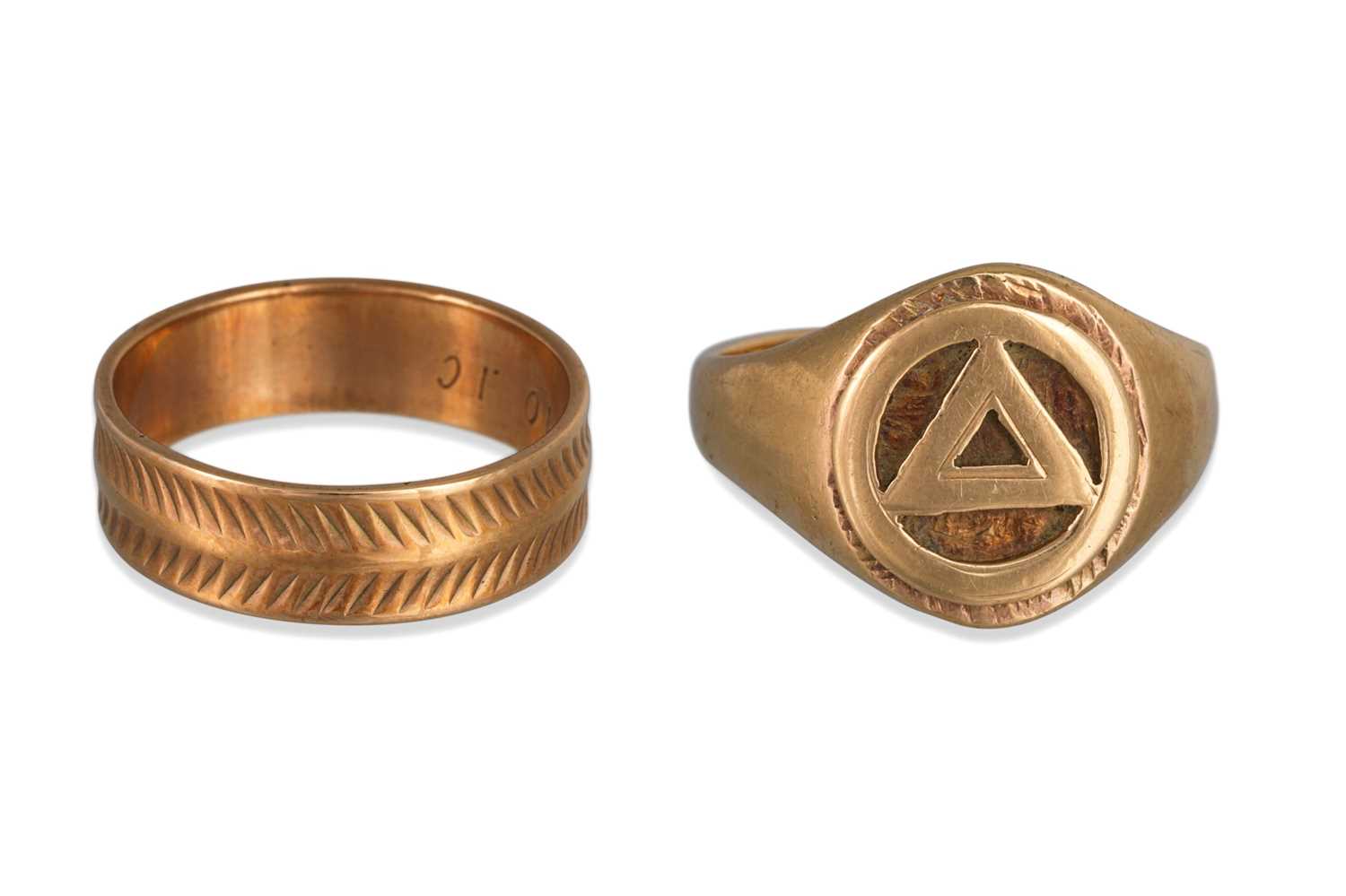 Lot 5 - A 9CT GOLD BAND RING, with herringbone...