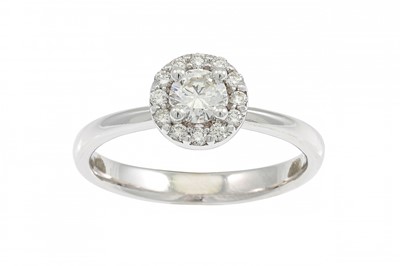 Lot 194 - A DIAMOND 'HALO' CLUSTER RING, the brilliant...