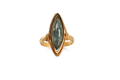 Lot 84 - AN AQUAMARINE RING, the marquise stone to an...