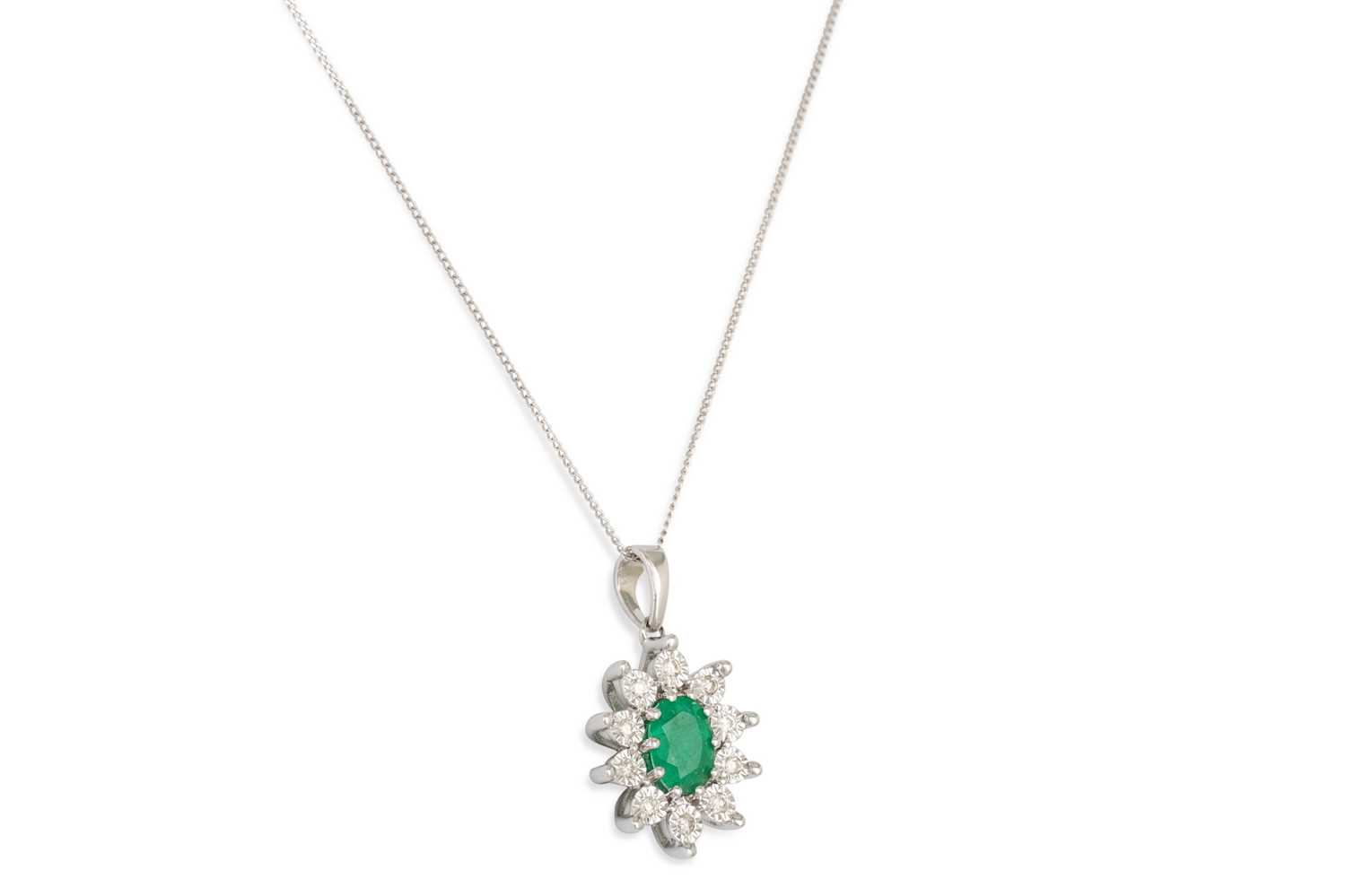 Lot 34 - A DIAMOND AND EMERALD CLUSTER PENDANT, mounted...