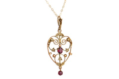 Lot 38 - AN EDWARDIAN PENDANT, set with pearl and...