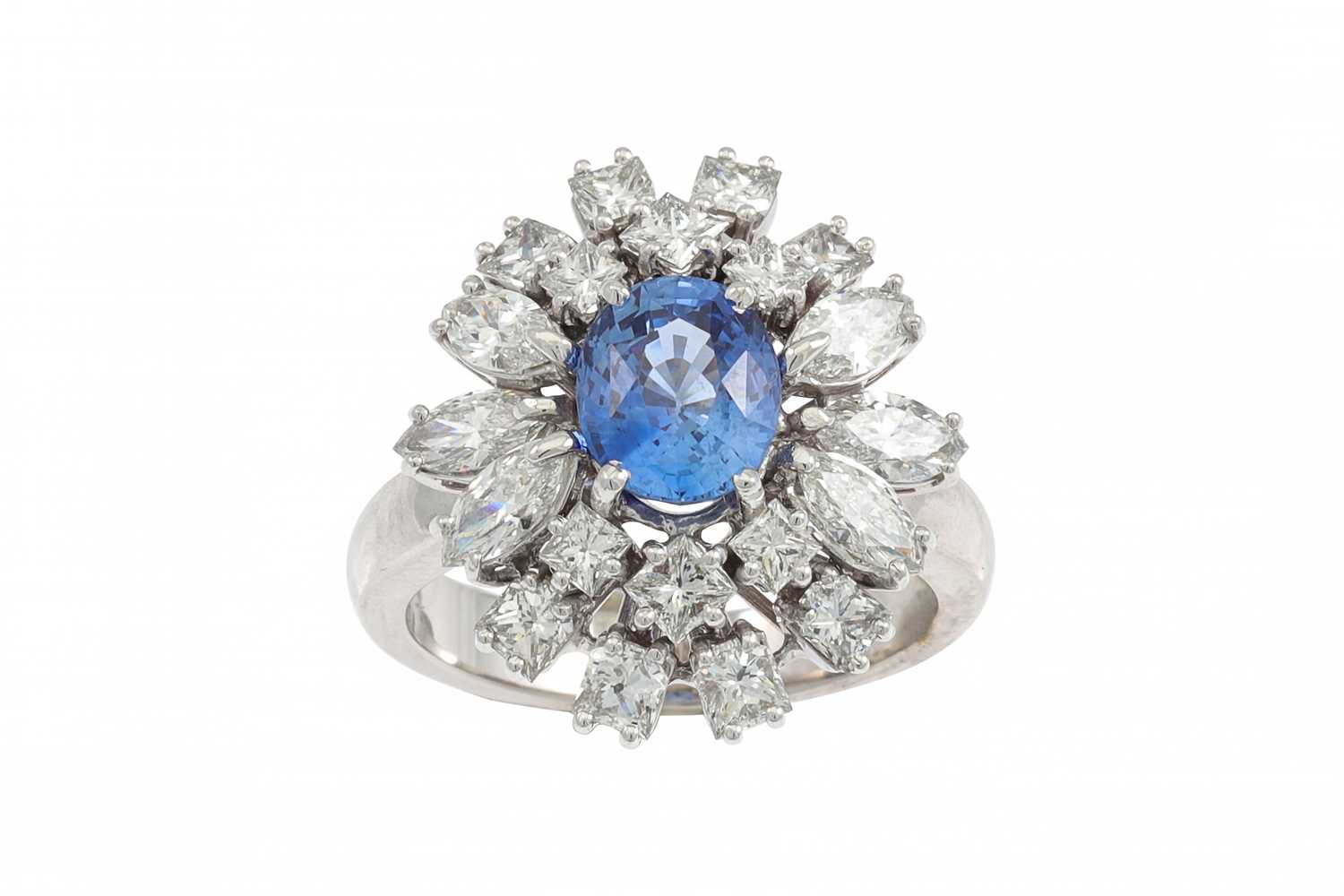 Lot 195 - A DIAMOND AND SAPPHIRE CLUSTER RING, the oval...