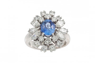 Lot 195 - A DIAMOND AND SAPPHIRE CLUSTER RING, the oval...