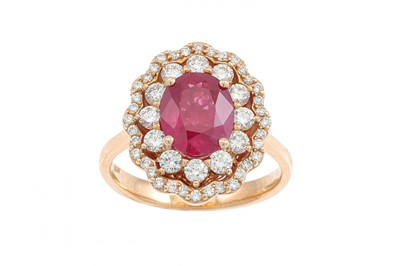 Lot 305 - A RUBY AND DIAMOND CLUSTER RING, the oval ruby...