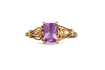 Lot 62 - A VINTAGE AMETHYST RING, the rectangular...