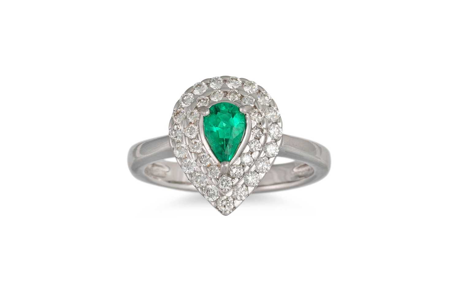 Lot 93 - A DIAMOND AND EMERALD CLUSTER RING, the pear...
