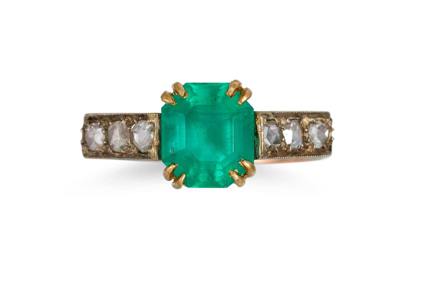 Lot 165 - AN ANTIQUE EMERALD AND DIAMOND RING, the...