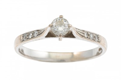 Lot 21 - A DIAMOND SOLITAIRE DRESS RING, the round...