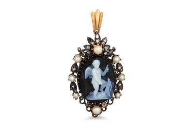 Lot 170 - AN ANTIQUE CAMEO PENDANT, the agate panel...
