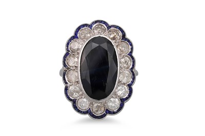 Lot 173 - AN EDWARDIAN SAPPHIRE AND DIAMOND CLUSTER RING,...