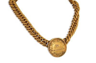 Lot 18 - A VINTAGE CHANEL NECKLACE, the thick chocker...