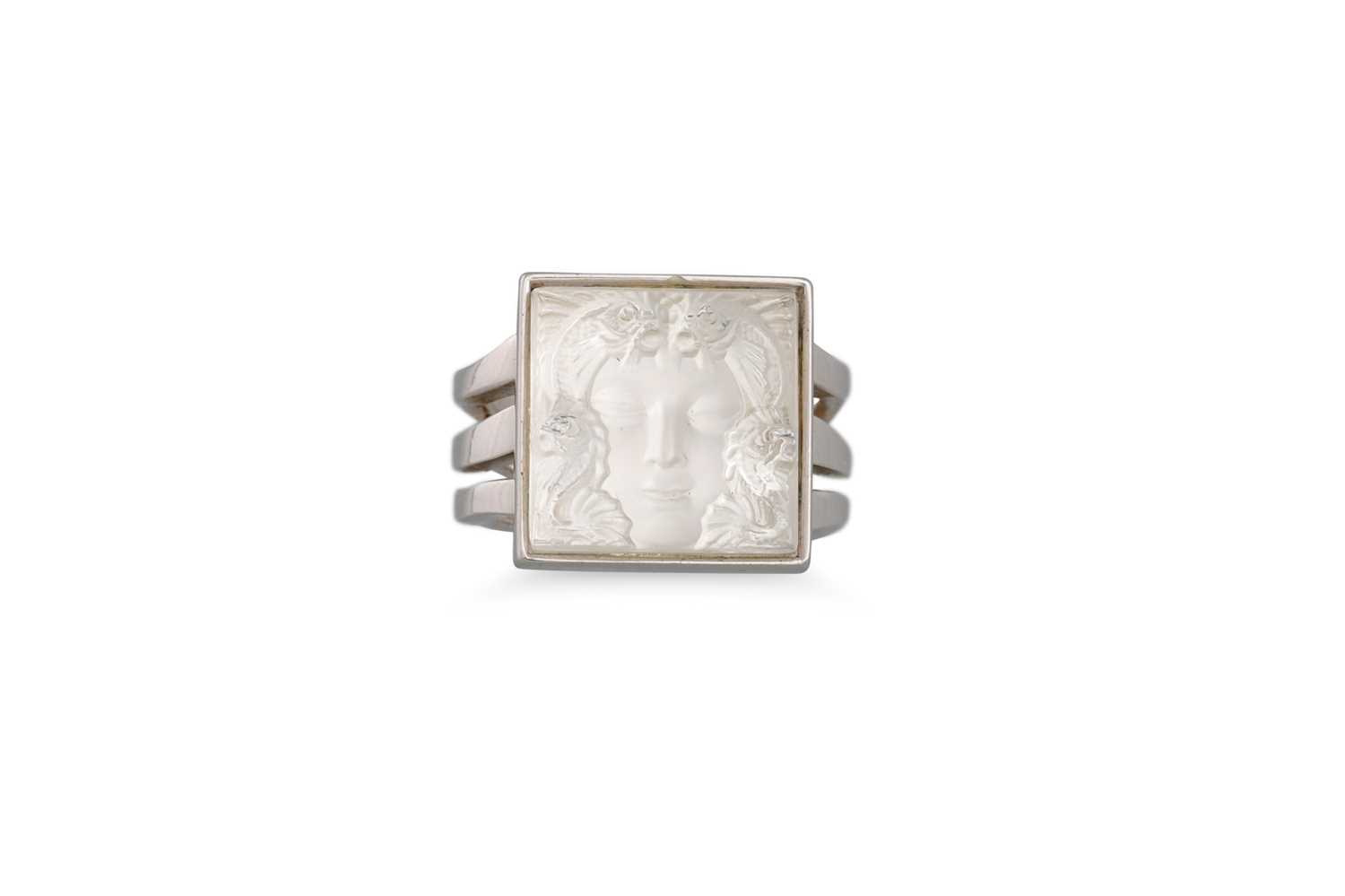 Lot 42 - A LALIQUE RING, carved glass depicting a male...