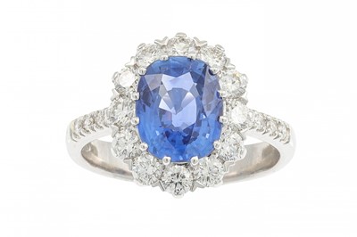Lot 325 - A SAPPHIRE AND DIAMOND CLUSTER RING, the oval...