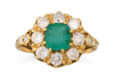Lot 130 - AN ANTIQUE EMERALD AND DIAMOND CLUSTER RING,...
