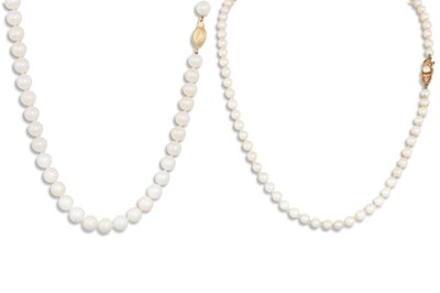 Lot 389 - A STRING OF CULTURED PEARLS, with a 9ct yellow...