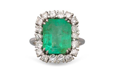 Lot 214 - AN EMERALD AND DIAMOND CLUSTER RING, the...