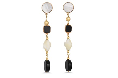 Lot 189 - A PAIR OF ONYX AND MOTHER OF PEARL DROP...