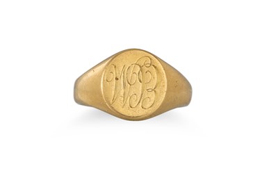 Lot 257 - AN 18CT GOLD SIGNET RING, engraved decoration,...
