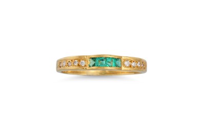 Lot 283 - AN EMERALD AND DIAMOND RING, channel set, of...