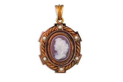Lot 434 - AN ANTIQUE CAMEO PENDANT, the agate cameo...