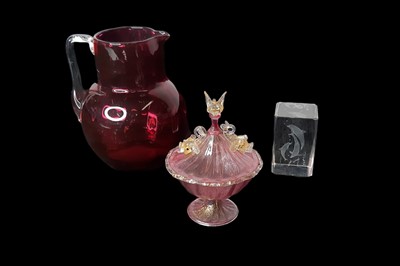 Lot 566 - AN ANTIQUE CRANBERRY JUG, a glass powder bowl,...