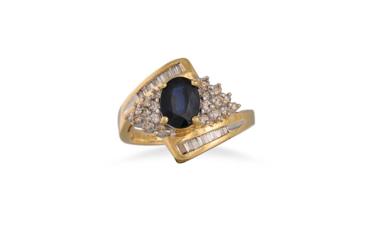 Lot 29 - A DIAMOND AND SAPPHIRE CLUSTER RING, the oval...