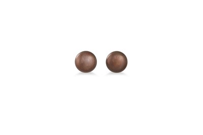 Lot 36 - A PAIR OF CHOCOLATE COLOUR CULTURED PEARL...