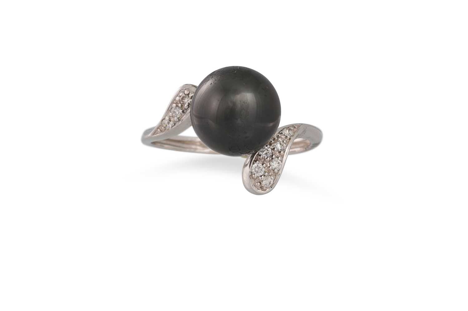 Lot 76 - A DIAMOND AND PEARL RING, the large black...