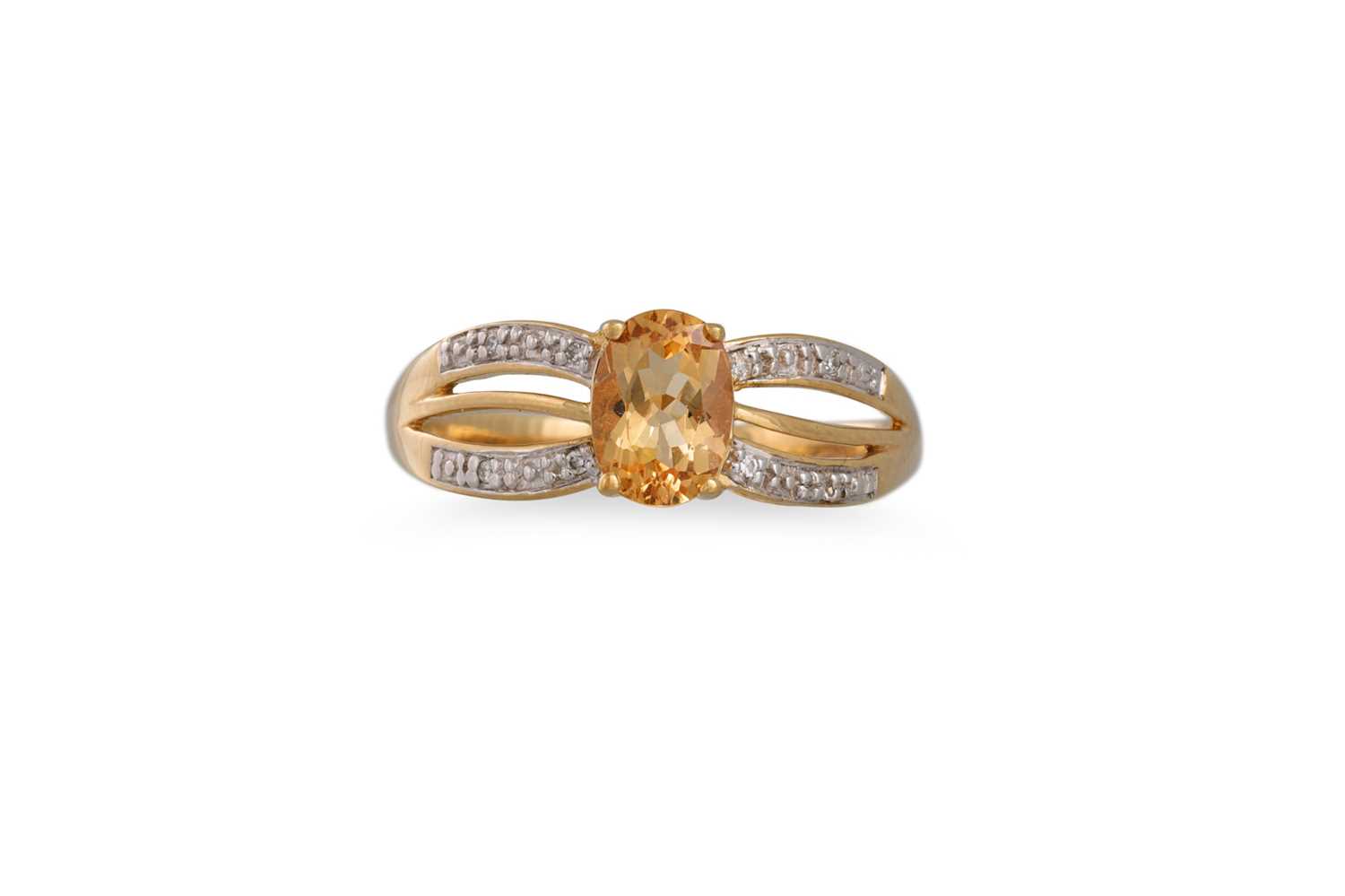 Lot 77 - A DIAMOND AND MORGANITE CLUSTER RING, the...