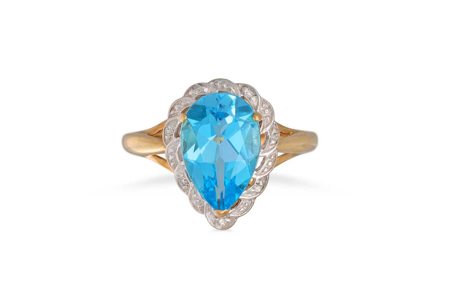 Lot 82 - A DIAMOND AND TOPAZ CLUSTER RING, the pear...