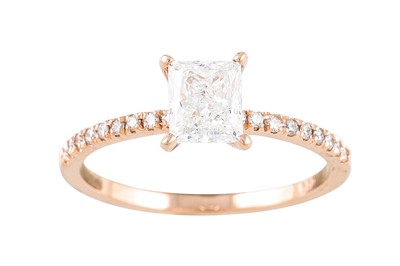 Lot 122 - A DIAMOND SOLITAIRE RING, the rectangular...
