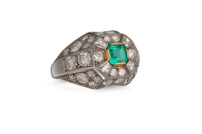 Lot 93 - A VINTAGE DIAMOND AND EMERALD BOMBE RING, the...