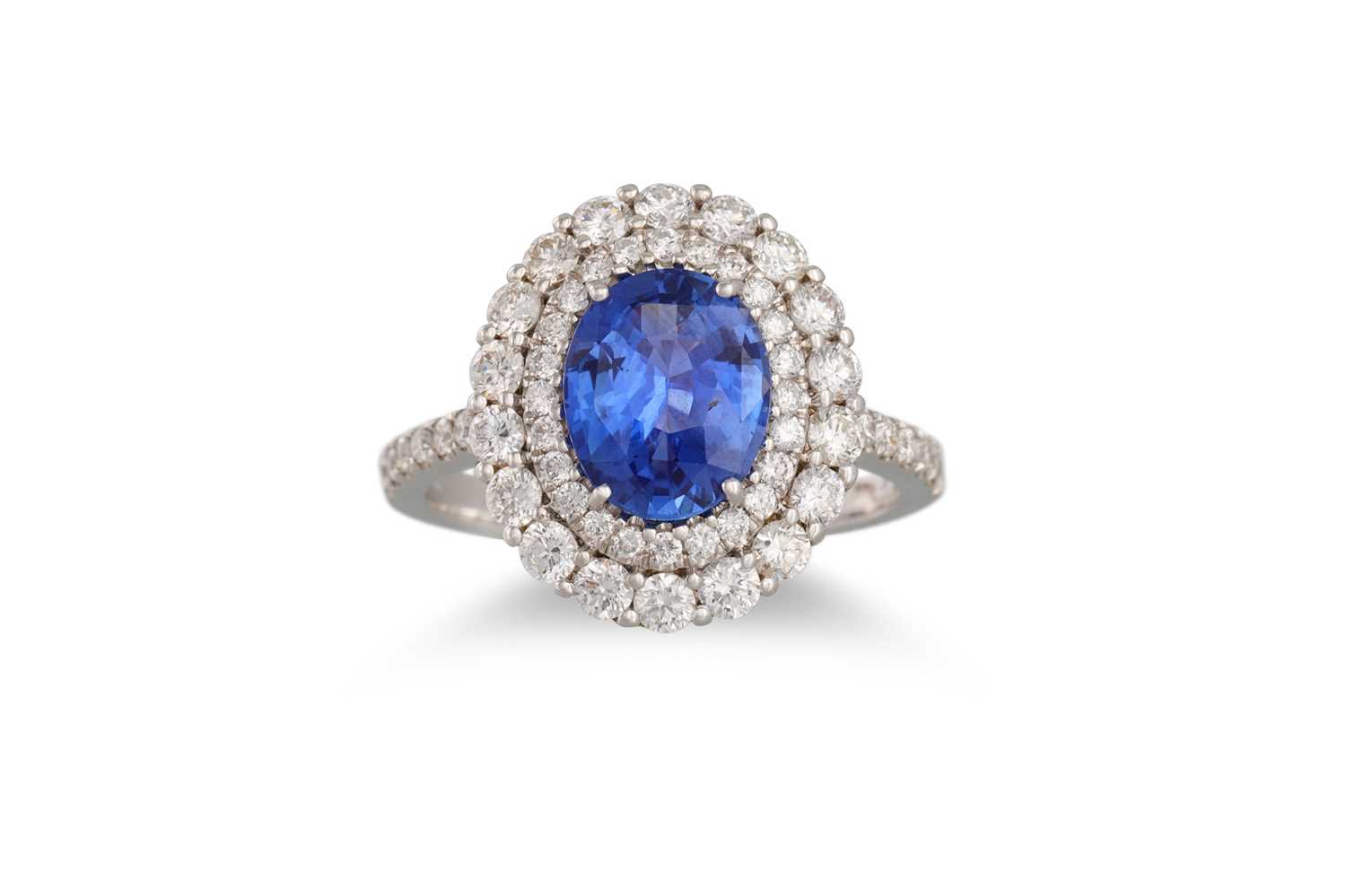 Lot 169 - A DIAMOND AND SAPPHIRE CLUSTER RING, the oval...