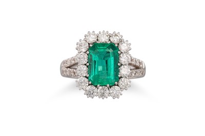 Lot 170 - AN EMERALD AND DIAMOND CLUSTER RING, the...