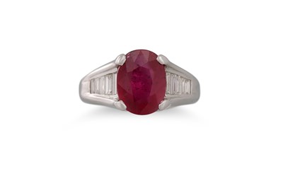 Lot 172 - A DIAMOND AND RUBY RING, the oval ruby to...