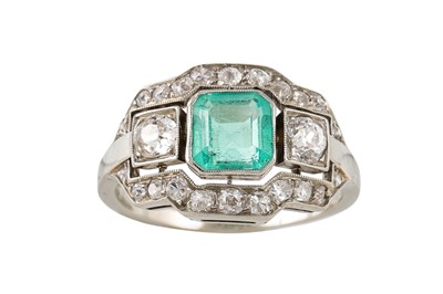 Lot 412 - A DIAMOND AND EMERALD PLAQUE CLUSTER RING,...