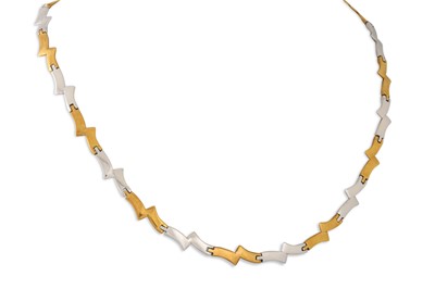 Lot 54 - A 9CT TWO COLOUR GOLD ZIG ZAG NECKLACE, 14.5 g.
