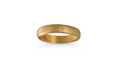 Lot 462 - AN 18CT YELLOW GOLD GENT'S WEDDING BAND, size...