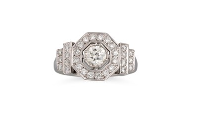 Lot 243 - A DIAMOND CLUSTER RING OF ART DECO STYLE, the...