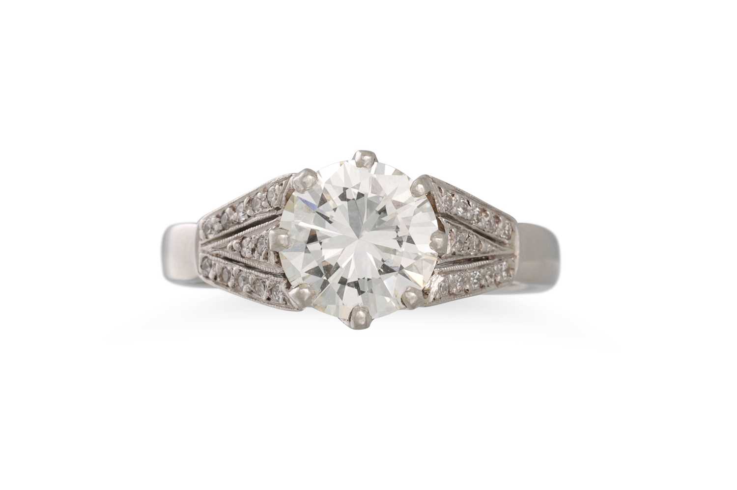 Lot 402 - A DIAMOND SOLITAIRE RING, the round brilliant...