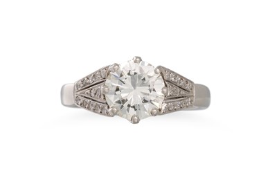 Lot 446 - A DIAMOND SOLITAIRE RING, the round brilliant...